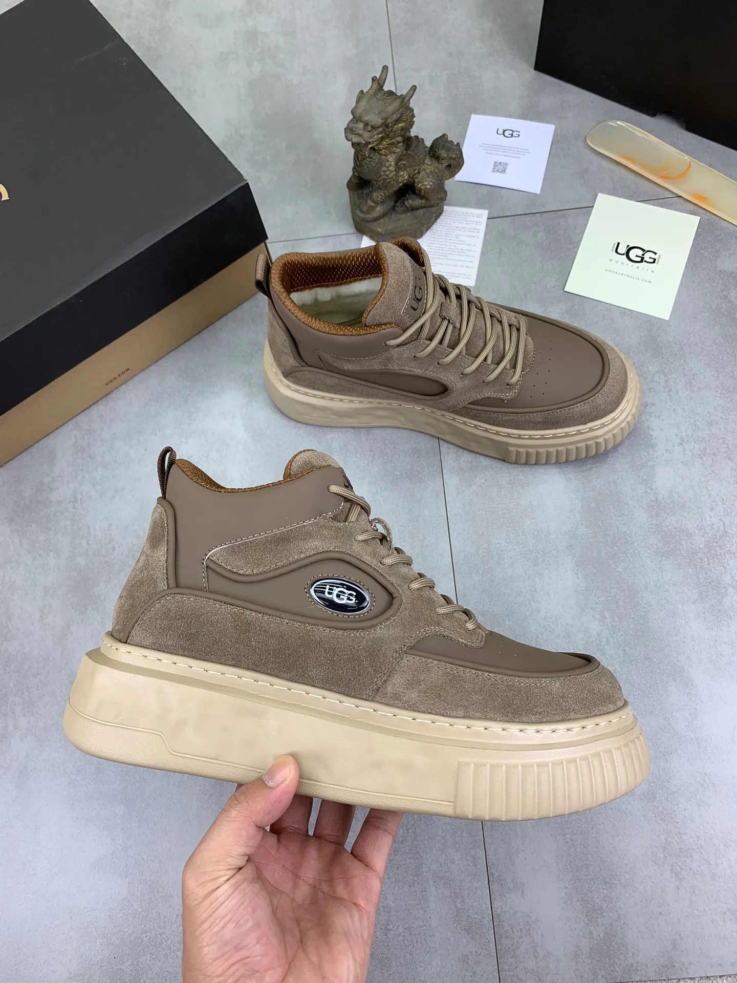 Men's shoes 💰P640 [New style] 💰 🆘 "Real wool" [UGG] 👉The popular men's shoes are synchronized with the official website 🔰The quality of the genuine products [satisfied] is not comparable to the imitations in the general market 🌀The upper is imported Italian frosted cowhide, and the lining is: foot pad 🅰️ grade 🐑Real wool👻Only Grade A can show the effect The hand feels smooth and delicate 🔱The shoe shape is grand, only genuine manufacturers can do it 🎄The perfect toughness of the original outsole 👻⬛️ allows customers to say goodbye to one-time consumption. Real wool lining, super warm. Available in black, brown and gray. Size: 39-44